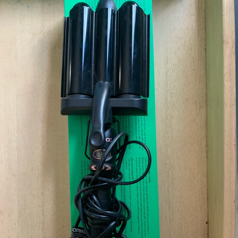 Amika Jumbo Deep Waver. Creates beautiful beach waves on long hair.